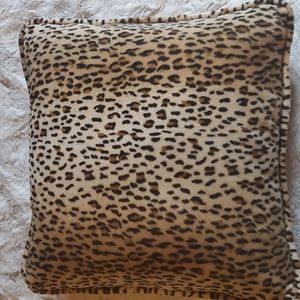 Leapord  Print Throw Pillow